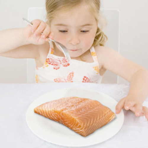 Mẹ nên bổ sung cá ít nhất hai bữa một tuần. Chất béo trong nó là vô hại vì vậy mẹ không cần lo lắng con ăn quá nhiều. Khi chế biến món cá, mẹ nên dùng dấm hoặc nước muối rửa hết mùi tanh.