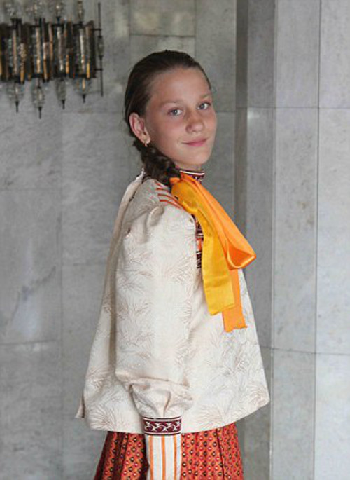 Cô bé Masha Kuznetsova thường xuyên trang điểm mỗi khi lên biểu diễn trên sân khấu. Tuy nhiên, thay vì sử dụng mascara cho mỗi lần biểu diễn, cha mẹ của em đã quyết định nhuộm lông mi cho em.