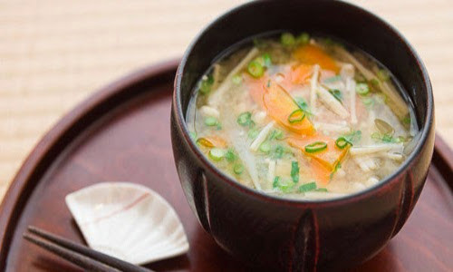 Thêm 1 thìa tương miso vào nồi canh nấm sẽ giúp nồi canh có hương vị thơm ngon, lạ miệng