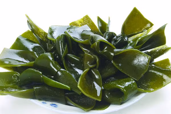 5. Tảo biển. Có thể đẩy các chất phóng xạ ra khỏi cơ thể, làm tan sự tích tụ chất phóng xạ trong cơ thể người để giảm tỷ lệ mắc các bệnh bức xạ. Tảo còn là loại thực phẩm có hàm lượng iốt cao rất có lợi cho những người bị bệnh bướu cổ và chứa axit alginic phòng ngừa bệnh bạch cầu và ung thư dạ dày.