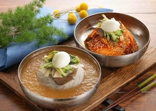 Mỳ lạnh Hàn Quốc. My lạnh mang lại dấu ấn sâu sắc và độc đáo trong ẩm thực Hàn Quốc. Đây là món ăn được ưa chuộng trong những ngày hè.