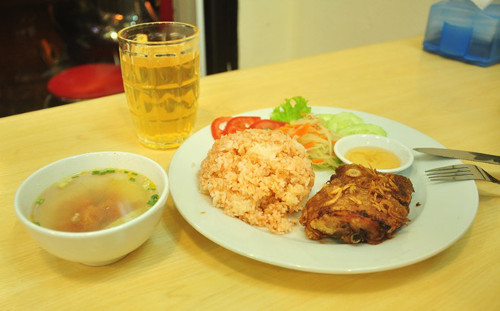 Mỗi suất cơm đều có đồ chua ăn kèm cho đỡ ngấy. Giá của mỗi suất cơm gà xối mỡ này là 45k. Giá thành khá hợp lý so với các quán cơm suất, cơm phần có máy lạnh ở Hà Nội.