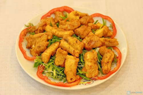 Chả phải ăn nóng. Khi ăn, gắp từng miếng cá ra bát, rưới nước mỡ đang sôi lên trên, ăn kèm với bánh đa nướng hay bún rối, lạc rang, rau mùi,húng Láng, thì là, hành củ tươi chẻ nhỏ chấm với mắm tôm hoặc nước mắm.