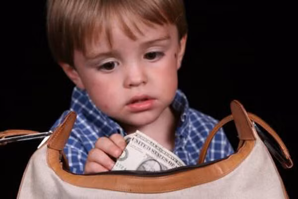 Trả lại đồ bé đã lấy và nhắc nhở bé phải xin lỗi chủ sở hữu. Giúp bé viết một lá thư xin lỗi hay đi cùng con đến trả đồ. Đối với trẻ em, chỉ đơn giản là thừa nhận lấy cắp sẽ tác động rất hiệu quả đến tâm lý con.