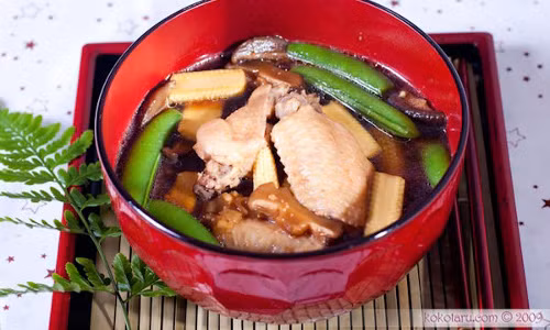 Súp miso nấu thịt gà. Món súp miso này rất dễ nấu, thời gian nấu cũng không quá lâu. Ngâm nấm đông cô cho nở và mềm. Giữ lại phần nước ngâm nấm, còn nấm đem rửa sạch, thái lát mỏng.