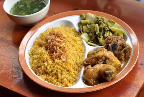 Cơm đảo gà rang Đào Duy Từ. Một suất cơm ở đây chỉ 35.000 đồng mà cũng đủ thịt gà ăn ấm bụng, canh rau, dưa muối đi kèm. Ngoài ra, nếu không thích gà rang, bạn có thể lựa chọn sườn rim hay sườn nướng ăn cùng cơm đảo tùy thích.