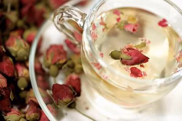 Chống lão hóa, giảm áp lực. Chất flavonoid cùng với vitamin C có tác dụng chống oxy hóa mạnh, giúp bảo vệ cơ thể khỏi những áp lực cả bên trong và bên ngoài. Với những bệnh này, hoa hồng được chế làm si rô uống rất tốt.