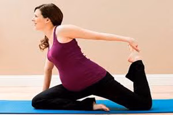 Tập thể dục quá gần giờ đi ngủ. Sau khi ăn tối, mẹ bầu chỉ nên đi dạo nhẹ nhàng để thư giãn các dây thần kinh. Việc tập luyện các bài thể dục có cường độ mạnh và đòi hỏi nhiều sức lực sẽ chỉ làm mẹ bầu khó ngủ hơn và có thể sẽ khiến cho chu kỳ giấc ngủ của mẹ bầu bị phá vỡ.