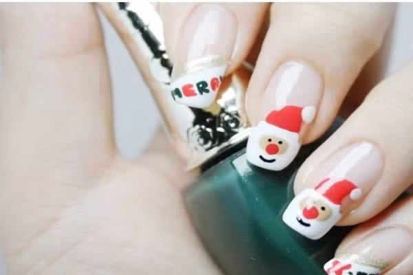 Chắc chắn rằng, móng tay, móng chân được sạch sẽ. Có thể đêm giáng sinh bạn sẽ phải nâng ly, hát hò vui mừng, hãy cho mọi người thấy mình gọn gàng từ đầu đến chân. Để tăng phần không khí giáng sinh, làm cho mình một bộ móng hình vật trang trí cây thông ngộ nghĩnh như quả chuông, hoa tuyết hay chỉ đơn giản là màu đỏ sẽ khiến bạn trở thành tâm điểm của cuộc vui.