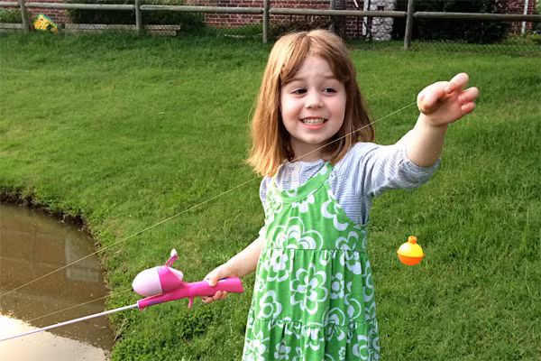 3. Những thay đổi cơ thể bé đang đến và mẹ nên cho bé biết một số thay đổi nội tiết tố sẽ kéo theo một số thay đổi về tinh thần. Có thể mua cho con gái những cuốn sách về sự thay đổi thể chất và cảm xúc cho bé đọc. Ví dụ như cuốn “cẩm nang con gái”, không chỉ bé đọc mà mẹ cũng có thể tìm hiểu tâm tư của bé trong quyển sách này.