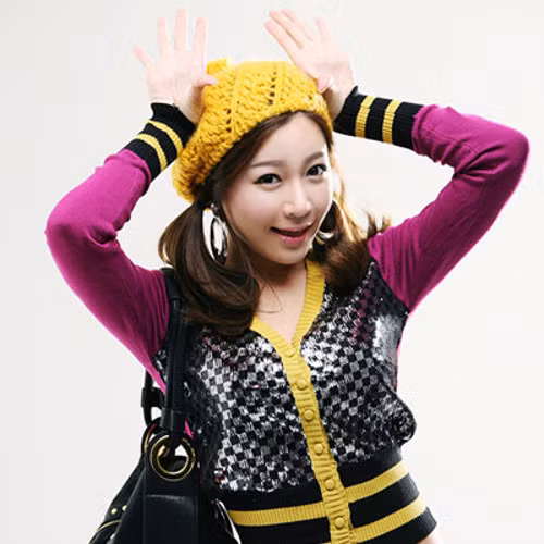 Buộc tóc 2 bên đơn giản bằng dây chun.