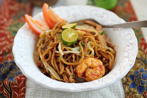 Mỳ Mie Goreng, Indonesia. Đây là món ăn đường phố khá phổ biến ở Indonesia. Món này thường có vị cay và mặn. Mì được xào cùng với nhiều loại thịt hoặc sải sản, các loại rau gia vị cũng vô cùng độc đáo với cà chua, hành lá, ớt jalapeno, giá đỗ, rau cải.