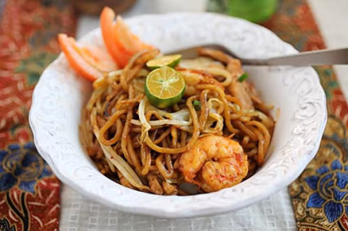 Mỳ Mie Goreng, Indonesia. Đây là món ăn đường phố khá phổ biến ở Indonesia. Món này thường có vị cay và mặn. Mì được xào cùng với nhiều loại thịt hoặc sải sản, các loại rau gia vị cũng vô cùng độc đáo với cà chua, hành lá, ớt jalapeno, giá đỗ, rau cải.