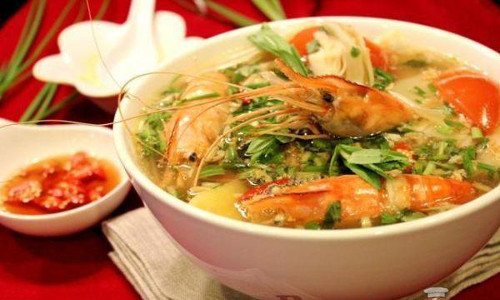 Canh hoa chuối nấu tôm. Hoa chuối rửa sạch, ngâm với nước chanh pha loãng để không bị thâm, vớt ra để ráo. Me dầm với 1 thìa súp nước sôi, lọc lấy nước cốt. Tôm cắt bỏ râu, rửa sạch với nước muối pha loãng, để ráo. Sau do, cho 850ml nước vào nồi nấu sôi.