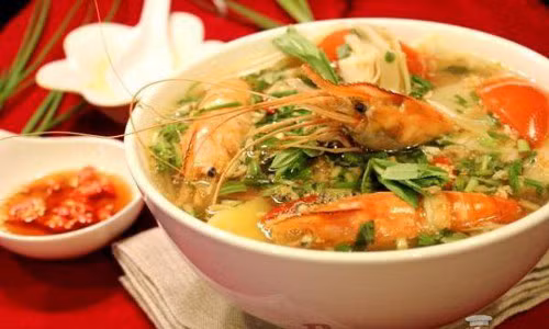 Canh hoa chuối nấu tôm. Hoa chuối rửa sạch, ngâm với nước chanh pha loãng để không bị thâm, vớt ra để ráo. Me dầm với 1 thìa súp nước sôi, lọc lấy nước cốt. Tôm cắt bỏ râu, rửa sạch với nước muối pha loãng, để ráo. Sau do, cho 850ml nước vào nồi nấu sôi.