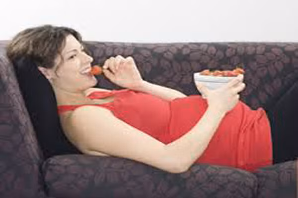 Vì vậy, mẹ bầu không nên ăn một bữa ăn quá nhiều và quá cay trước giờ đi ngủ. Bạn hãy hoàn thành bữa ăn ít nhất 2 giờ đồng hồ trước khi bước lên giường. Nếu mẹ bầu cảm thấy quá đói hoặc đang gặp rắc rối bởi buồn nôn, có thể thử đồ ăn nhẹ như bánh mì hoặc bánh quy.