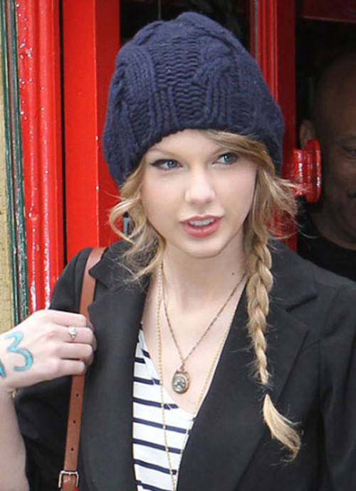 Tóc tết lệch cũng là một phong cách duyên dáng dành cho các nàng yêu thích sự dịu dàng