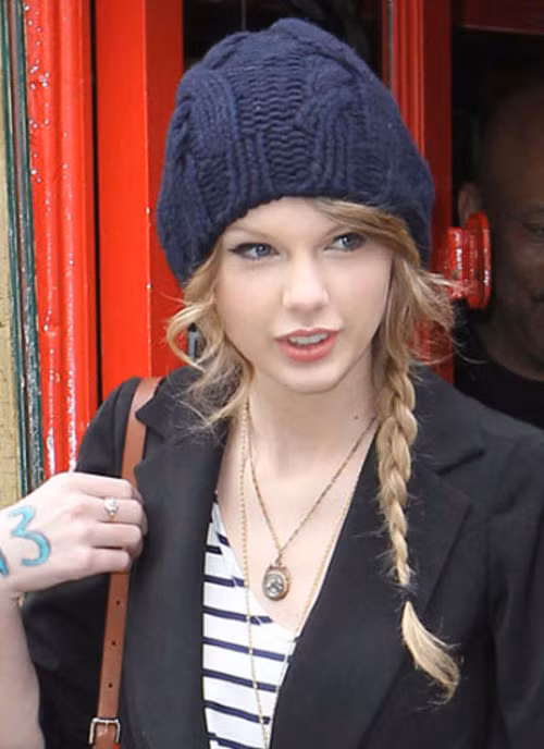 Tóc tết lệch cũng là một phong cách duyên dáng dành cho các nàng yêu thích sự dịu dàng