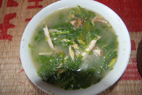 Hoa ban. Hoa ban thường được nấu canh cùng măng đắng. Quả non của cây hoa ban cũng thường được dùng xào hoặc nấu xôi, tạo vị chát chát, bùi bùi, ngọt ngọt rất ngon.