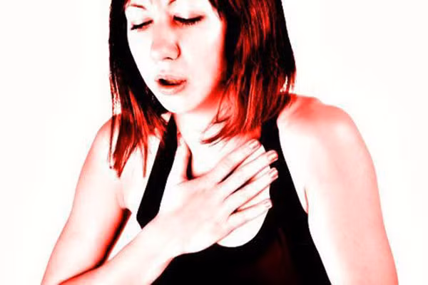 6. Khó thở. Có thể là dấu hiệu của bệnh hoặc cũng có thể là dấu hiệu sức khỏe đang giảm sút như bệnh viêm phổi, hen suyễn, phế khí thùng, viêm phế quản mãn tĩnh hoặc thậm chí là máu đông.