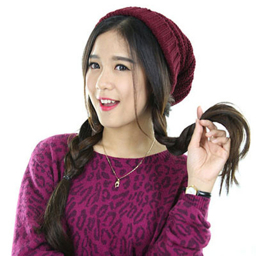 Tết tóc hai bên. Kiểu tóc truyền thống này sẽ khiến bạn thêm trẻ trung khi kết hợp với mũ len duyên dáng.