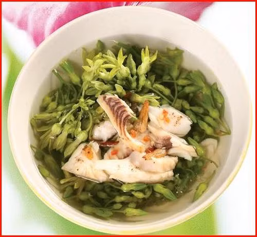 Hoa đủ đủ đực. Hoa đu đủ đực thường được bán kèm quả cà rừng để làm nộm. Món canh hoa đu đủ đực nấu với cá lóc cũng rất thú vị đấy.