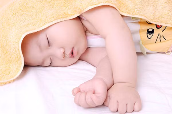 Chọn quần áo ngủ thoải mái. Đồ ngủ của bé không nên dày, bí. Mẹ hãy chọn trang phục bằng sợi tự nhiên, mềm, giúp da bé hô hấp được. Tránh những đồ ngủ có ruy băng, chuỗi hạt hay ren.