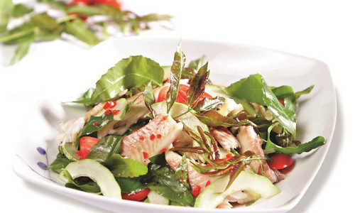 Món gỏi được trộn với nước me chua thêm chút đường, nước mắm nhỉ và ớt sao cho có đủ các vụ chua, chay, mặn, đắng, bùi. Nước chấm cũng đặc biệt phải là nước mắm me sền sệt vừa ăn.