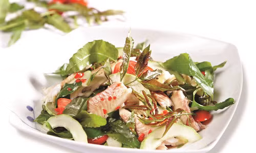 Món gỏi được trộn với nước me chua thêm chút đường, nước mắm nhỉ và ớt sao cho có đủ các vụ chua, chay, mặn, đắng, bùi. Nước chấm cũng đặc biệt phải là nước mắm me sền sệt vừa ăn.