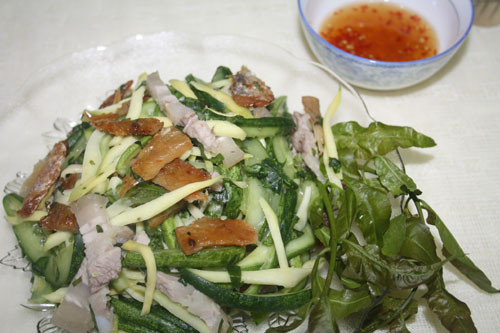 Gỏi sầu đâu. Món gỏi sầu đâu gồm tôm, thịt, cá...trộn đều với lá sầu đâu. Lúc đầu ăn thấy vị đắng thanh kết hợp vị chua của nước chấm, nhưng càng nhai kĩ sẽ càng cảm nhận được vị ngọt.