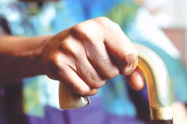 Đây là hai bài kiểm tra cơ bản để đoán các loại bệnh về thần kinh. Nếu người bệnh không thực hiện được chính xác các động tác trên thì có thể xác định nguyên nhân là do tiểu não gây nên chứng run rẩy bất thường, rung giật nhãn cầu, dáng đi chậm chạp, đi như người say rượu. Nếu thử vài lần mà vẫn thất bại, đừng chần chừ việc thăm khám bác sỹ.