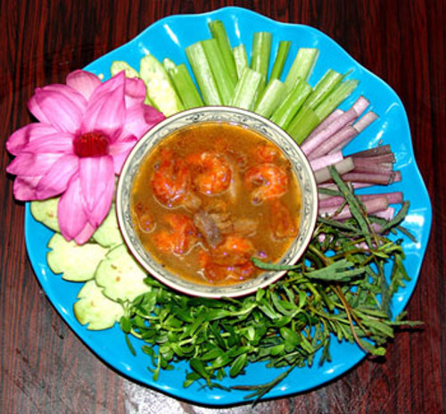 Mắm phải nấu nước sôi bỏ vào, lọc bỏ xương, bỏ sả bằm, rồi tép, hến hay cá lóc được bỏ vào đúng lúc khi mắm vừa sôi lại. Món ăn có vị cay của ớt, the của sả, ngọt của tép, giòn của bông súng.