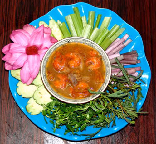 Mắm phải nấu nước sôi bỏ vào, lọc bỏ xương, bỏ sả bằm, rồi tép, hến hay cá lóc được bỏ vào đúng lúc khi mắm vừa sôi lại. Món ăn có vị cay của ớt, the của sả, ngọt của tép, giòn của bông súng.