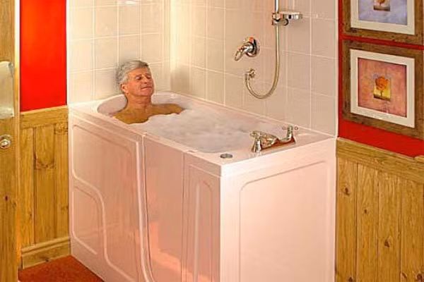 5. Đảm bảo có thể vào phòng tắm từ bên ngoài. Để an toàn và có thể trợ giúp khi xảy ra vấn đề gì. Ổ khóa 2 mặt của cánh cửa là lựa chọn tốt nhất trong trường hợp khẩn cấp.