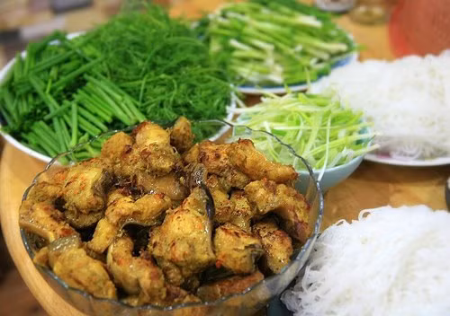 Tiếp theo nặn viên chả vừa ăn rồi cho vào rán. Khi chả nổi lên thì dùng đũa đảo cho chả chín đều các mặt. Khi chả vàng đều các mặt thì vớt ra rổ thưa cho ráo mỡ. Chả cá có thể ăn cùng với cơm nóng hoặc để nấu bún cá đều ngon cả.