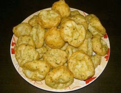 Chả cá Hải Phòng. Chả cá Hải Phòng để lại ấn tượng cho thực khách bởi khi ăn dai dai chứ không bở, có vị mặn mặn đậm đà của nước mắm cốt, mùi thì là thơm thơm. Cá thái miếng, ướp với nước mắm, hạt tiêu, thì là, hành đã thái nhỏ, 1 thìa dầu ăn.