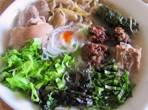 Bún bung hoa chuối. Cách làm bún bung hoa chuối khá cầu kỳ: chân giò làm sạch, tách rời phần thịt đùi, sau đó chặt khúc cho vào hầm,gần chín thì cho hoa chuối thái lát mỏng vào ninh cùng. Thịt đùi luộc kỹ để khô cắt thành lát mỏng. Thịt bạc nhạc cho vào băm (xay) nhuyễn trộn thêm hành, mộc nhĩ, nấm hương gói trong lá lốt hoặc lá xương sông