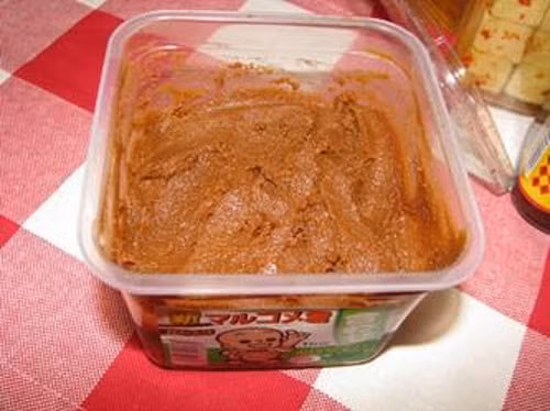 Miso là tương làm từ đậu nành của người Nhật bằng phương pháp ủ cơm và đậu nành cho lên men. Miso có vì đậm đà, ngọt, nên được dùng nhiều trong các món canh, món xào