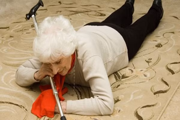 Đề phòng té ngã. Khi về già, các cơ quan trong cơ thể dễ bị tổn thương hơn khi bị ngã. Chú ý đi đứng cẩn thận hơn hoặc nhờ đến gậy trợ giúp. Đèn phòng tắm và hành lang luôn phải sáng. Người cao tuổi nên đi giày dép và tất để giảm thiểu những cú ngã do trượt chân.