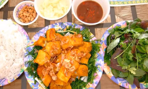 Chả cá Lã Vọng. Đây là một đặc sản Hà Nội. Cá tẩm ướp, nướng trên than rồi rán lại trong chảo mỡ. Cá làm chả thường là cá lăng tươi. Đây là loại cá ít xương, ngọt thịt và thơm. Thịt cá được lọc từ hai bên sườn, thái mỏng, ướp với nước riềng, nghệ, mẻ, hạt tiêu, nước mắm rồi kẹp vỉ nướng, nướng chín vàng.