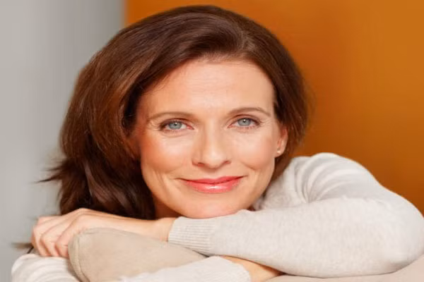 Khi có tuổi, da mỏng đi rất nhiều, nó trở nên khô hơn và độ đàn hồi kém, do vậy mà các nếp nhăn xuất hiện, các vết thương hay bầm tím cũng lâu hồi phục hơn. Hãy chắc chắn bảo vệ da khỏi ánh nắng mặt trời làm ung thư da.