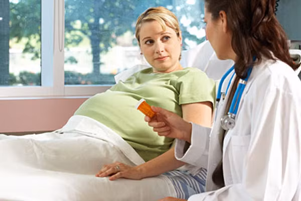 Vitamin phải được bác sỹ kê đơn. Không nhất thiết phải có sự cho phép của bác sỹ bạn mới được dùng vitamin, bác sỹ chỉ đưa ra lời khuyên dùng liều lượng bao nhiêu để phù hợp với cơ thể. Mẹ bầu hoàn toàn có thể tự mình mua những viên thuốc này ở hiệu thuốc gần nhà.