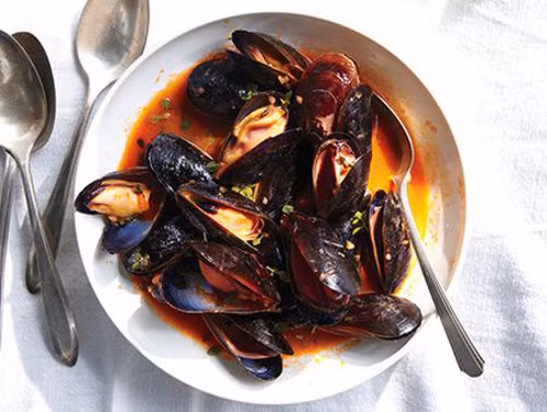 Hấp trai, hến. Nếu chiếc chảo sâu lòng của bạn có nắp đậy thì nó rất phù hợp cho món hấp trai, hến. Nó tiện dụng hơn chiếc chảo thường rất nhiều.