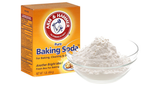 Baking soda. Trộn baking soda với nước tạo thành hỗn hợp sánh sánh, hơi quánh đặc như kem đánh răng và thoa lên da đầu. Để nguyên khoảng 30 phút rồi gội lại sạch.