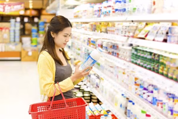 Mẹ hãy tìm các ngũ cốc được làm 100% từ ngũ cốc nguyên hạt, không có chất béo, ít hơn 4g đường bổ sung, ít hơn 480mg natri và có chứa 2g chất xơ trong mỗi khẩu phần ăn. Mẹ hãy loại bỏ những thành phần bột mì tinh chế, bột mì trắng hay các loại dầu hydro hóa trên nhãn bao bì vì nó sẽ hại sức khỏe bé.