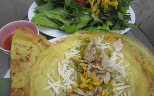 Bánh xèo bông điên điển. Bánh được làm từ bột gạo pha với nước cốt dừa cho loãng, thêm chút bột nghệ vào cho bánh được vàng và thơm. Nhân bánh là thịt heo xắt miếng nhỏ, ướp gia vị xào cùng bông điên điển.