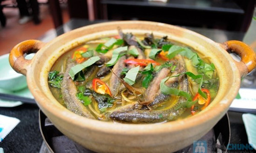 Đậy vung, đun nhỏ lửa khoảng 20 phút. Vớt hoa chuối đã ngâm ra để ráo nước. Đổ hoa chuối vào nồi om cùng với chạch. Đun vừa lửa để tất cả ngấm gia vị, chín mềm, hòa quyện vào nhau. Đun thêm 15 phút bắc ra, rắc hành hoa, tía tô, lá lốt, mùi tầu đã thái vào.