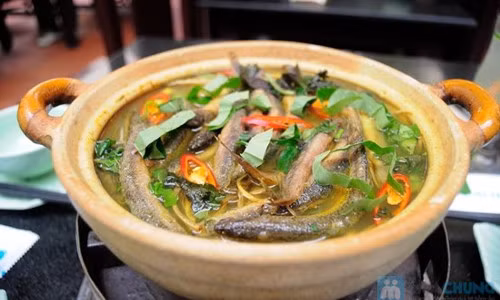 Đậy vung, đun nhỏ lửa khoảng 20 phút. Vớt hoa chuối đã ngâm ra để ráo nước. Đổ hoa chuối vào nồi om cùng với chạch. Đun vừa lửa để tất cả ngấm gia vị, chín mềm, hòa quyện vào nhau. Đun thêm 15 phút bắc ra, rắc hành hoa, tía tô, lá lốt, mùi tầu đã thái vào.