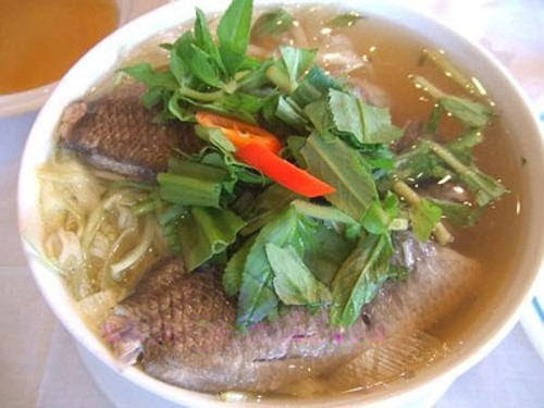 Canh chua cá rô. Cà chua rửa sạch thái lát, xào chín, đánh tan cho vào nư­ớc d­ưa, thêm ít lát đậu phụ rán. Cá rô làm sạch, rán thật giòn rồi thả vào nư­ớc canh chua, nêm thêm gia vị, mắm muối cho vừa là được.