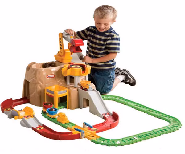 Khi trẻ chơi trò chơi này, tự nhiên những thao tác tàu lượn sẽ nảy sinh những chuyển động và bố cục, phối hợp trong não. Trẻ sẽ chẳng nhớ gì đến bối cảnh xung quanh và chỉ tập trung vào trí tưởng tượng của mình.